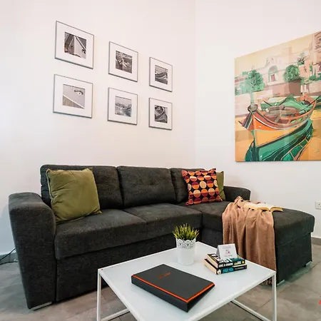 A Traditional Maltese With Indoor Cave Pool Holiday home